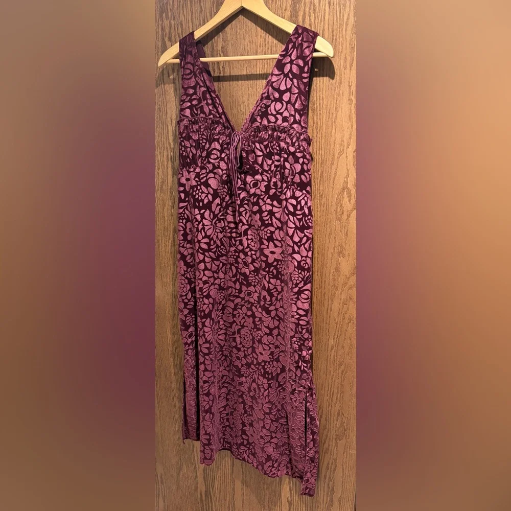 By Anthropologie Lounge Floral V-Neck Velvet Midi Dress in Plum - Picture 4 of 12